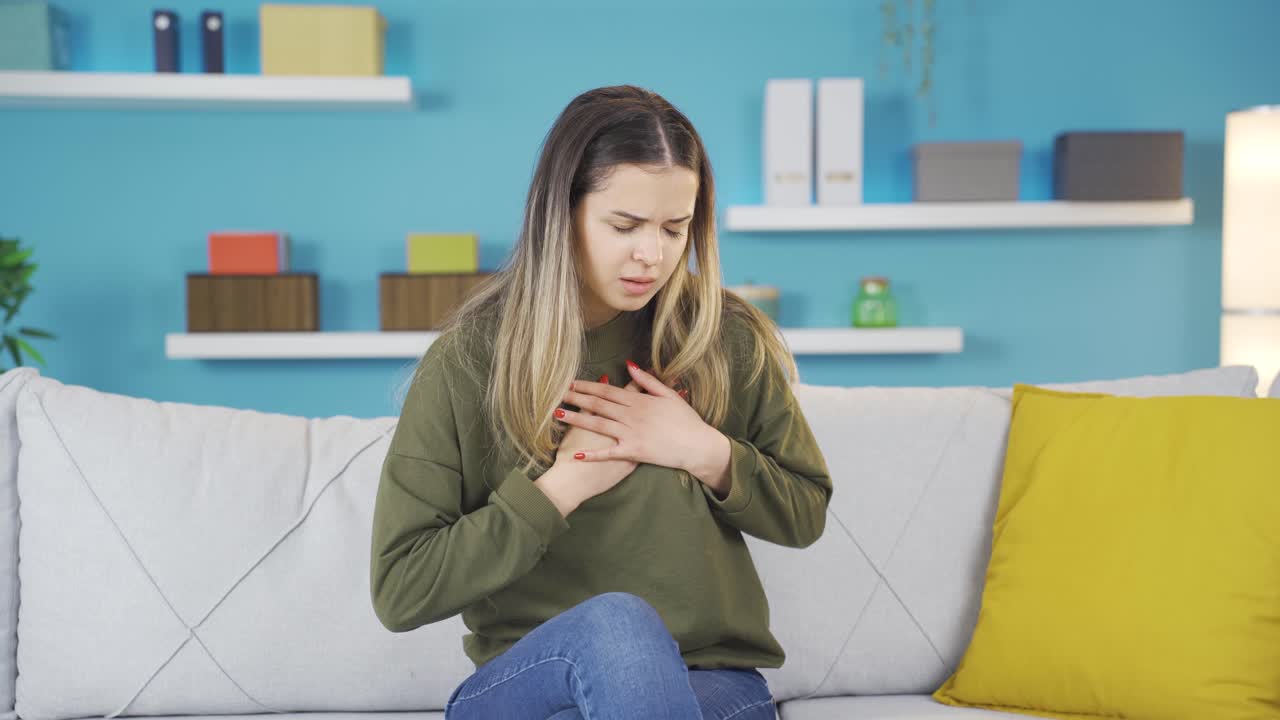 la joven está sufriendo un ataque al corazón.