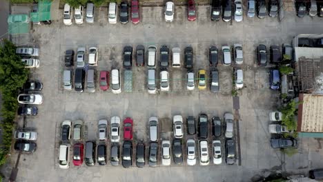 vista de un pequeño aparcamiento público lleno de coches desde arriba durante el día