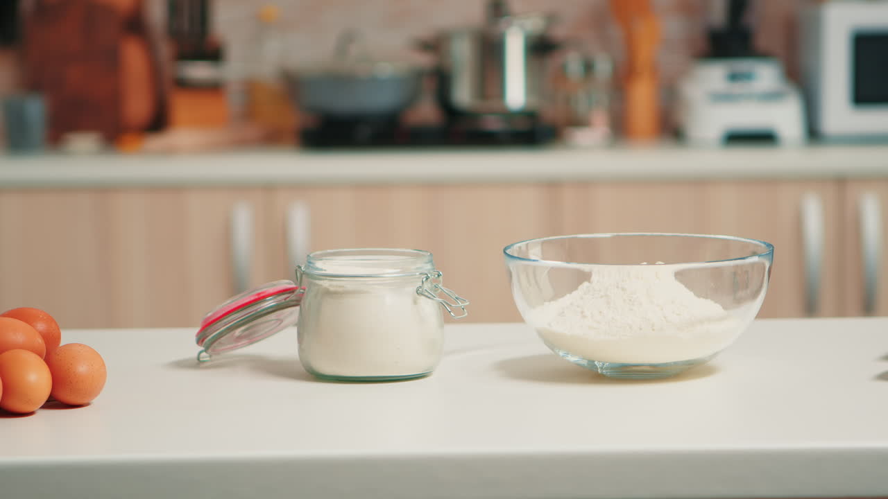 миска пшеничной муки на столе