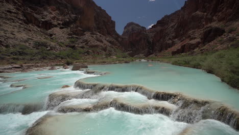 Oasis-Natural-En-El-Parque-Nacional-Del-Gran-Cañón,-Pequeño-Río-Turquesa-Colorado-En-La-Ruta-De-Senderismo-De-Sal-Hopi,-Arizona,-Ee.uu.