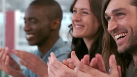equipo de negocios creativos dando sus aplausos