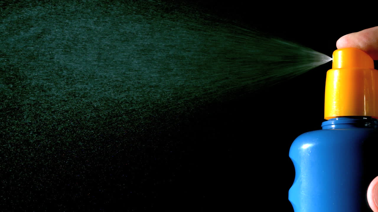 con el uso de un frasco de spray de crema solar