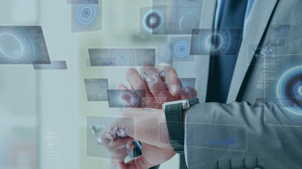 animación del escaneo del alcance y el procesamiento de datos en las pantallas sobre el hombre de negocios que revisa el teléfono inteligente