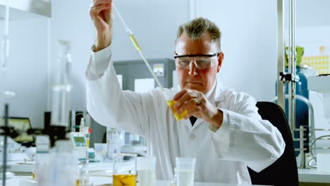 científico masculino experimentando en el laboratorio 4k