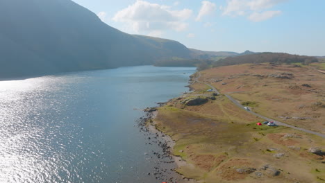 Distrito-De-Los-Lagos-De-Aguas-Residuales-Parque-Nacional-De-La-Unesco,-Cabeza-De-Wasdale,-Impulso-Aéreo-Temprano-En-La-Mañana-A-Lo-Largo-Del-Lago