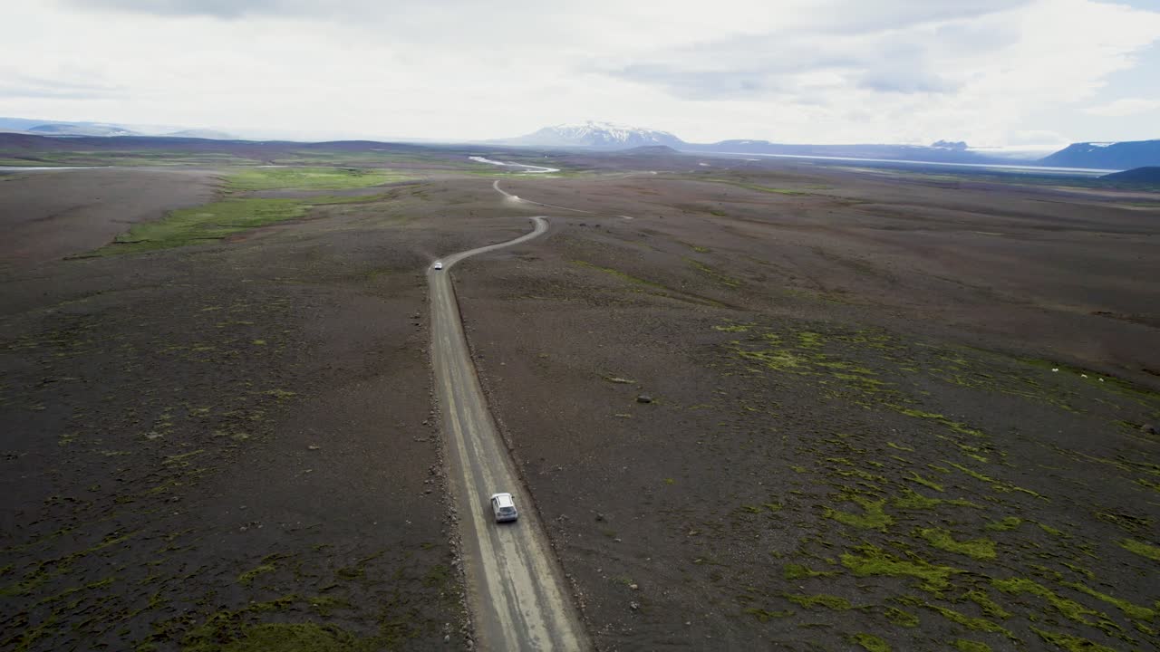 Drone che segue una Jeep su terreno accidentato in Islanda.