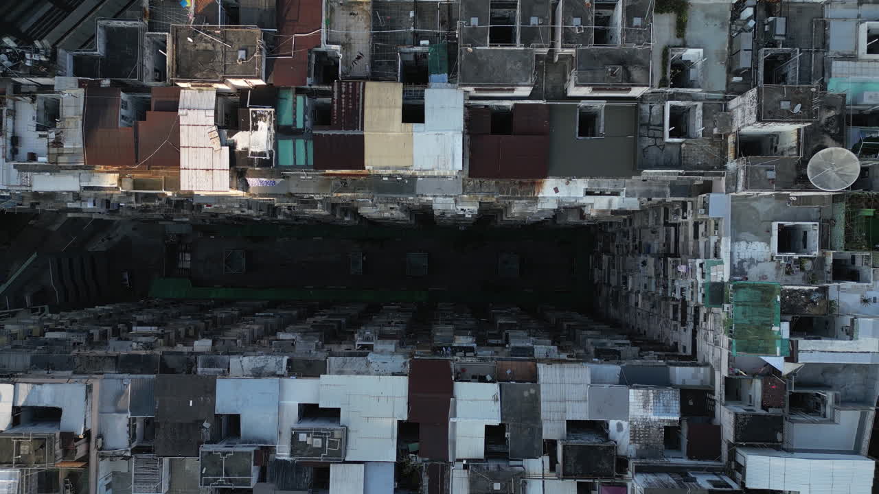 Vista aerea dall'alto di un denso complesso residenziale urbano a Hong Kong