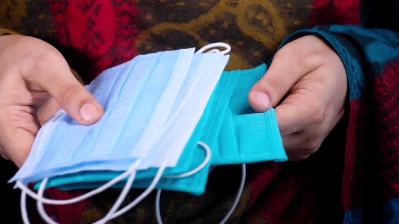 의료 마스크를 쌓은 손을 들고