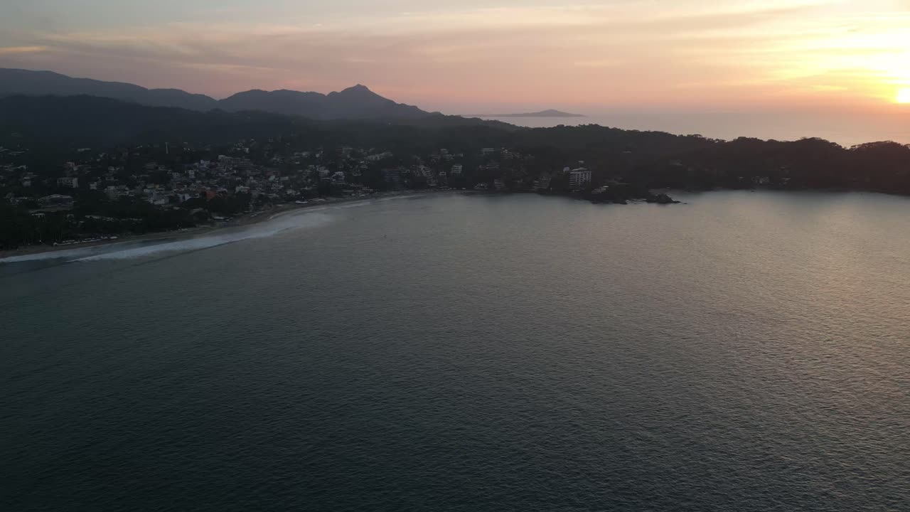 paisaje aéreo del atardecer de la playa de sayulita cordillera mexicana destino de viaje natural, drone vista panorámica de las colinas ciudad océano pacífico