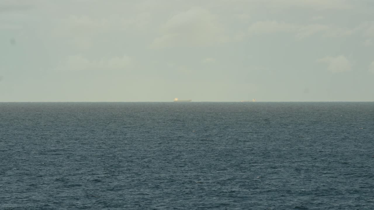 넓은 바다 에서 멀리서 볼 수 있는 화물선 - 넓은