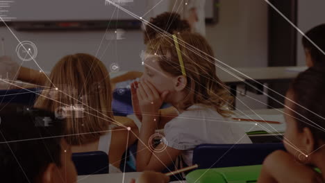 red de conexiones contra la chica caucásica susurrando en los oídos de otra chica en la escuela