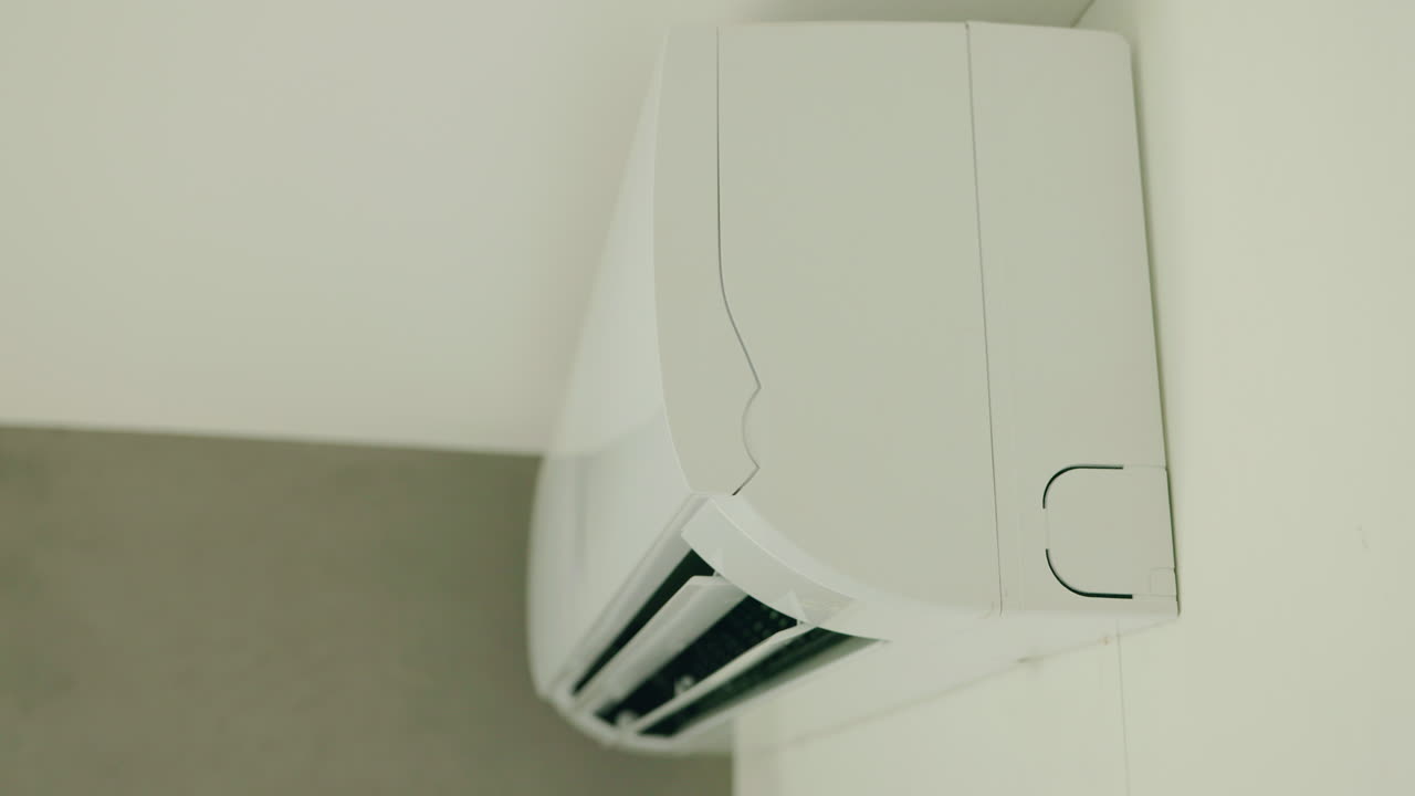 aire acondicionado blanco montado en la pared