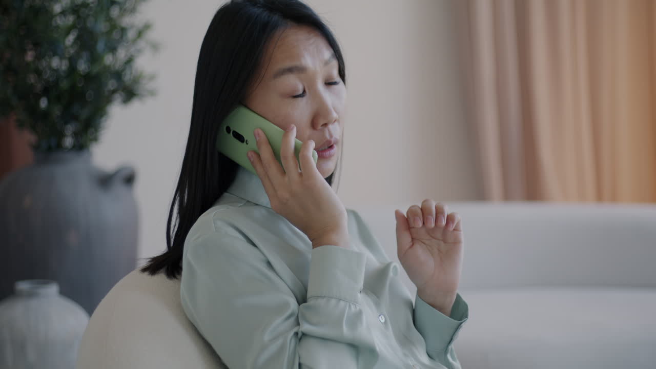 집에서 드폰으로 얘기하는 여자