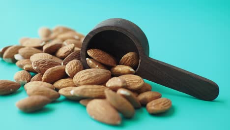 primer plano de almendras en una cuchara de madera