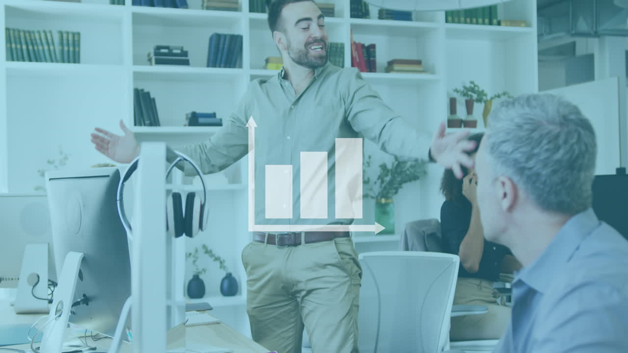 animación del icono del gráfico de barras contra el hombre caucásico celebrando mirando su portátil en la oficina