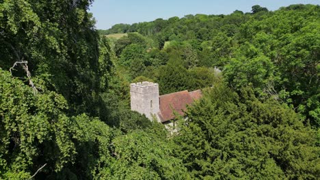 Una-Toma-Lenta-De-Empuje-De-La-Iglesia-De-Lady-Magdalene-En-Denton,-Enterrada-En-Los-árboles-De-Verano