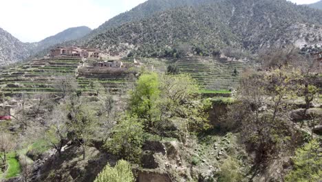 vues sur des paysages de montagne verts et des habitations rustiques en boue