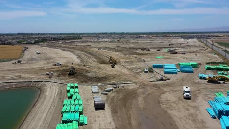 un vuelo de drones de las primeras etapas de un nuevo sitio de construcción de viviendas