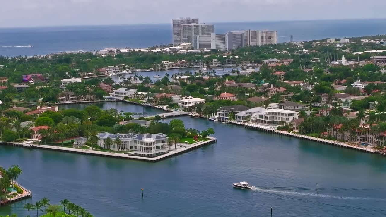Vista aerea di Miami con case e corsi d'acqua di giorno.