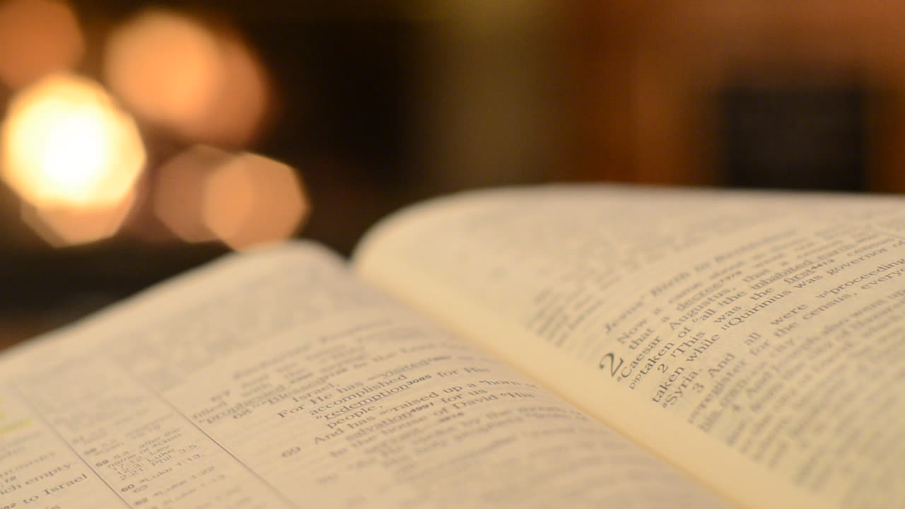 페이지를 넘기면서 루크에게 열린 성경