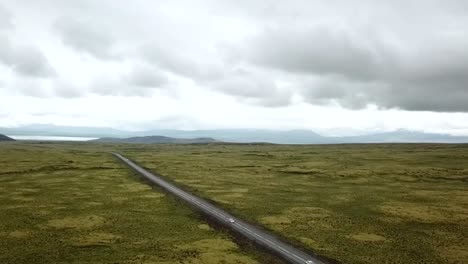 Podiumsaufnahme-Nach-Oben-Von-Der-Straße-1-In-Island,-Die-Einen-Wunderschönen-See-Im-Hintergrund-Zwischen-Einigen-Wunderschönen-Bergen-Zeigt