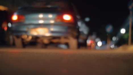 Ciudad-Nocturna-Y-Autos-Circulando-Por-La-Calle.