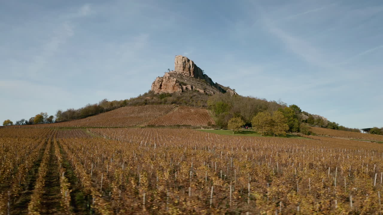 Ripresa aerea della Rocca di Solutre con vigneti