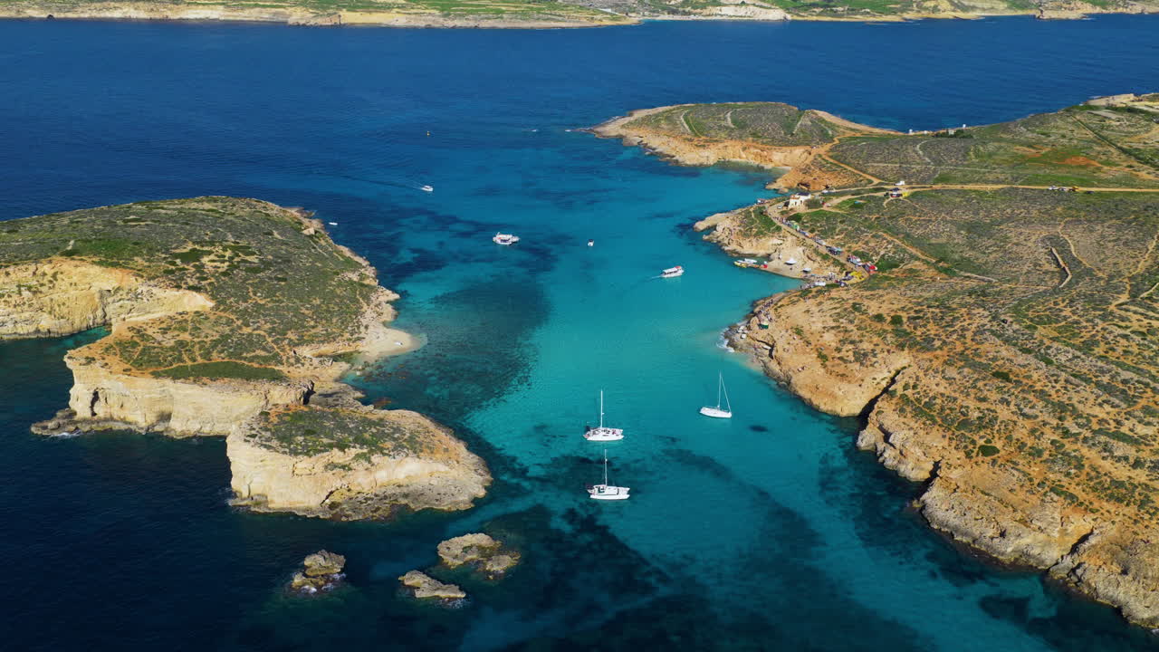 Barche a vela sulla Laguna Blu tra le isole di Comino e Cominotto a Malta. Ripresa aerea.