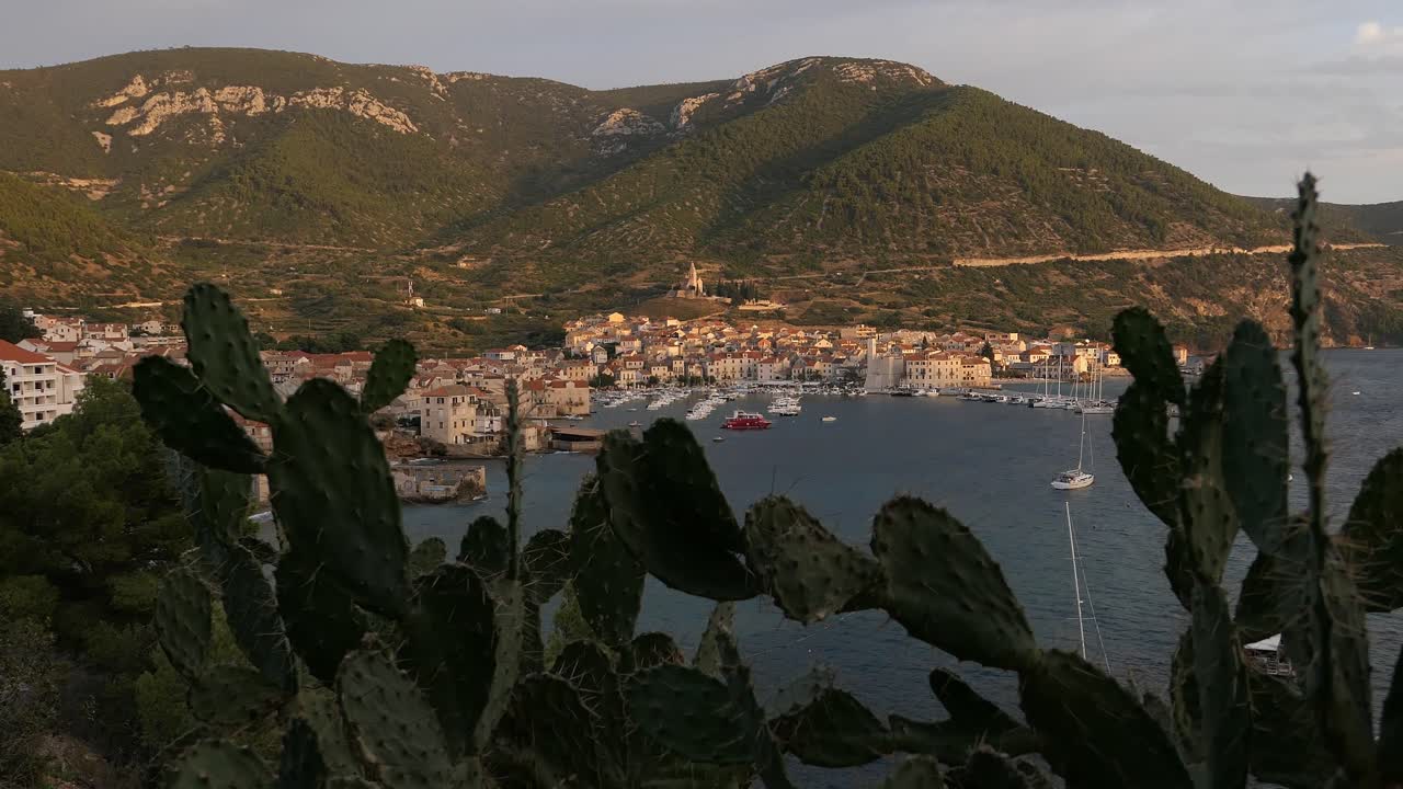 해변 마을에 해가 지는 산, 상승  ⁇ , 코미자, 비스, 크로아티아