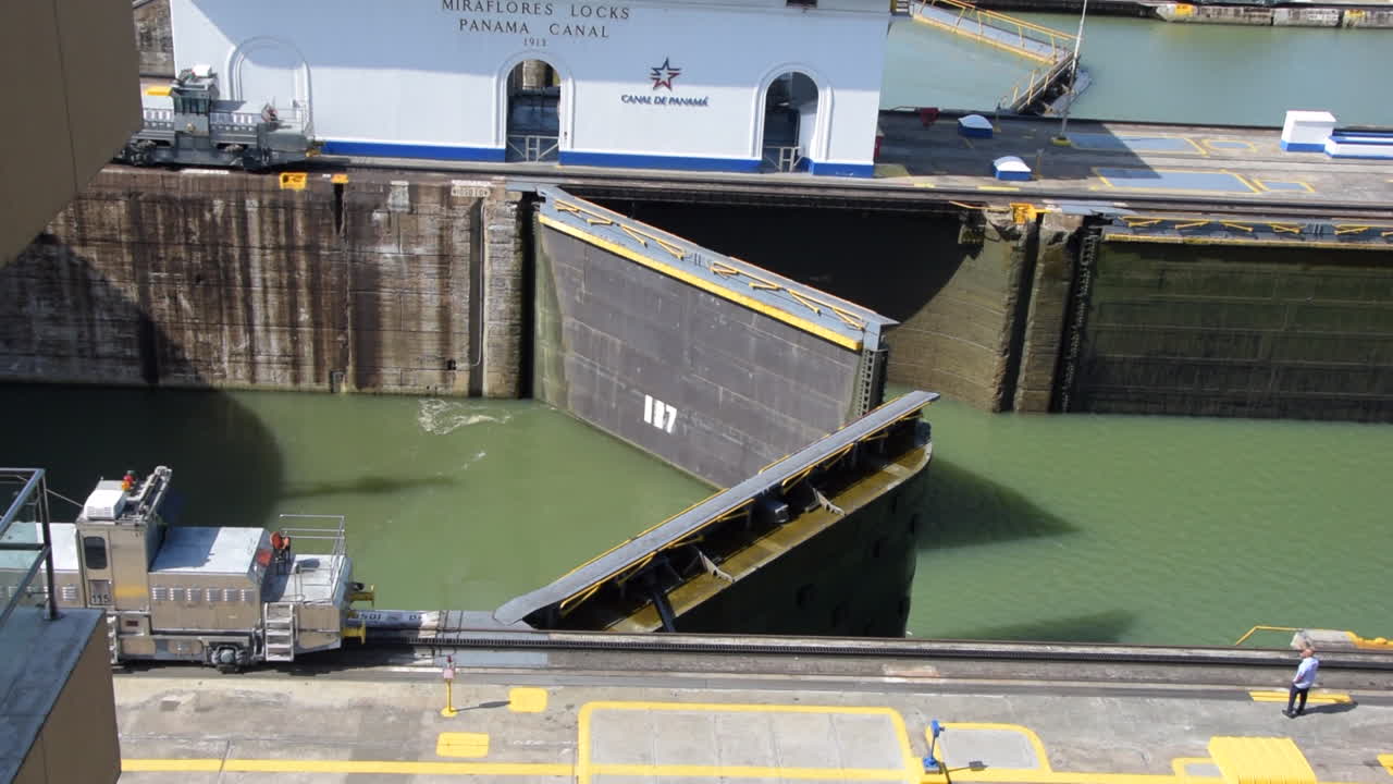 una de las puertas principales del canal de panamá acaba de abrirse después de que se drenó el agua