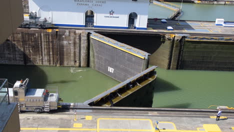 Una-De-Las-Puertas-Principales-Del-Canal-De-Panamá-Acaba-De-Abrirse-Después-De-Que-Se-Drenó-El-Agua