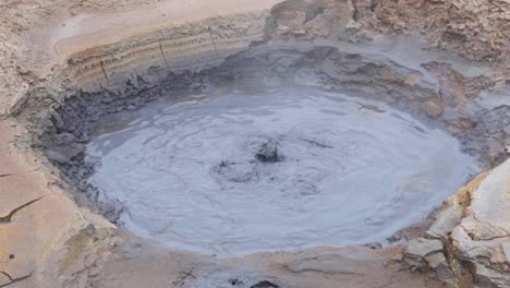 Un-Charco-Humeante-De-Barro-Gris-Burbujeante-En-Una-Zona-Geotérmica-Islandesa---Cámara-Lenta