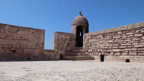 El-Edificio-Sqala-En-Essaouira,-Marruecos,-Es-Una-Estructura-Histórica-Con-Forma-Cuadrada,-Gruesos-Muros-De-Piedra-Y-Elementos-Decorativos