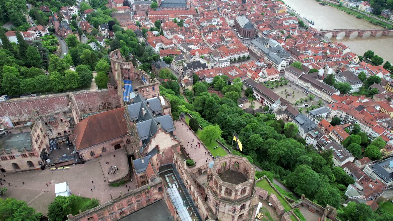 하이델베르크 성 (heidelberg castle) 은 산기?? 에 위치한 성이다.