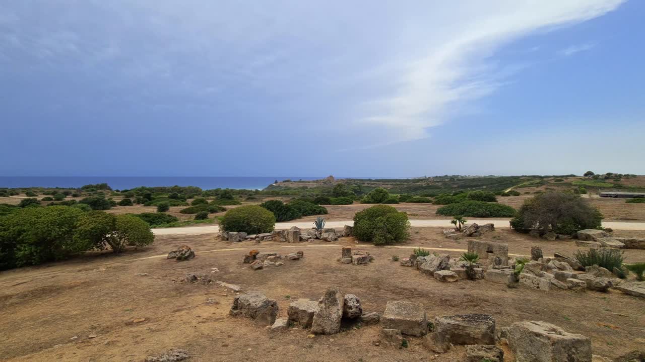 panorámica vista al mar de restos en el parque arqueológico de selinunte en la costa de sicilia, italia