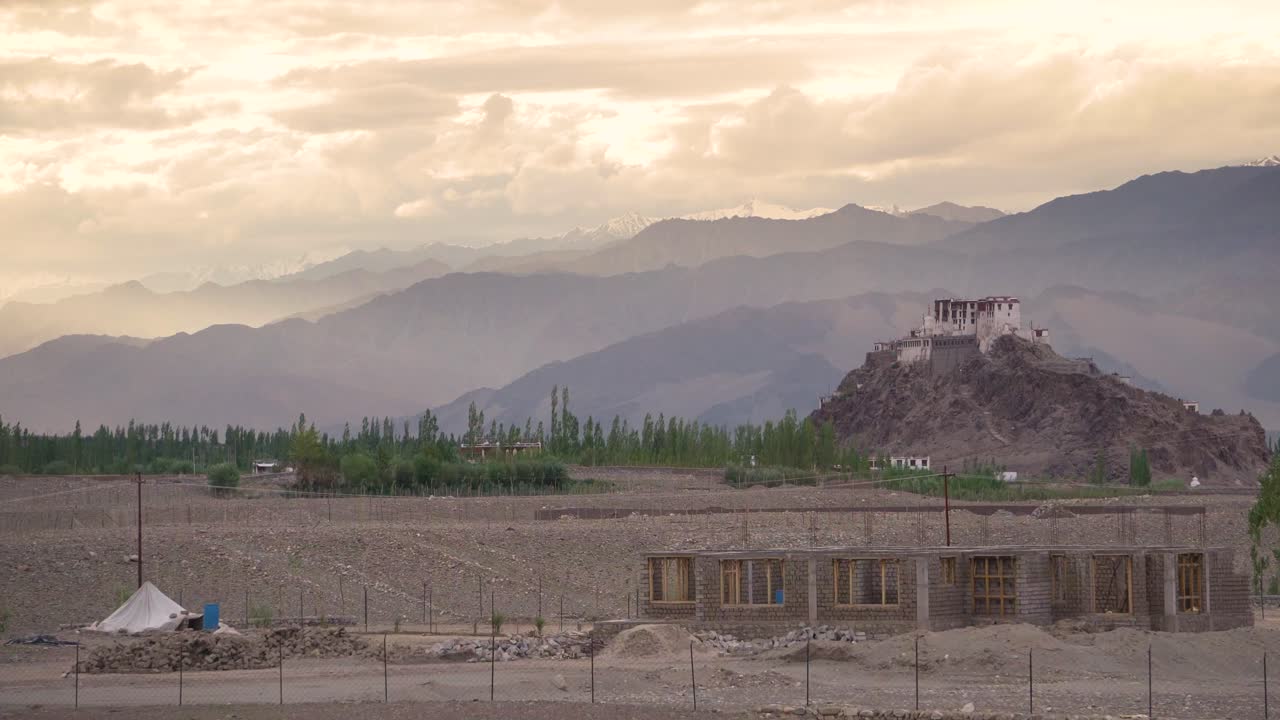 pan shot del monasterio budista de stakna o gompa con las montañas del himalaya paisaje en el fondo durante la puesta de sol en ladakh india