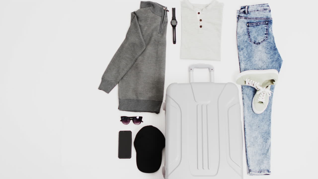 백색 배경에 복사 공간을 가진 여행 옷과 함께 수하물의 클로즈업