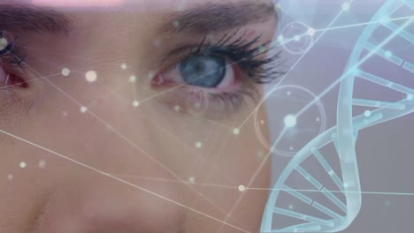 mujer de ojos azules y doble hélice de adn con líneas asimétricas