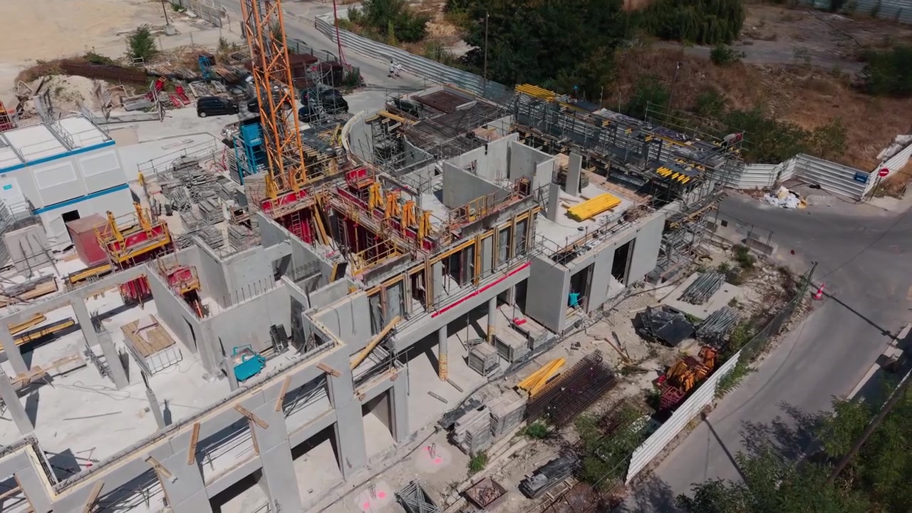 Un drone avanza in diagonale sopra un cantiere di appartamenti a Dugny.