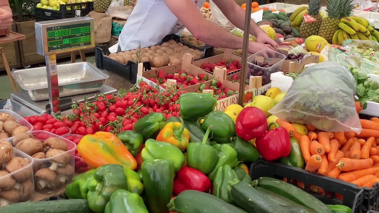 카스카이스 시장에서 판매할 체리를 준비하는 시장의 인식할 수 없는 판매자