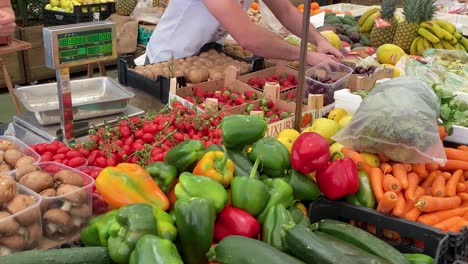 Unbekannter-Verkäufer-Auf-Dem-Markt-Bereitet-Die-Kirschen-Für-Den-Verkauf-Auf-Dem-Cascais-Markt-Vor