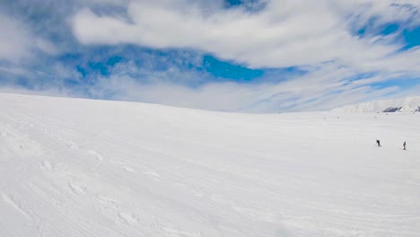 Excursionista-Y-Esquiador-En-Una-Montaña-Cubierta-De-Nieve