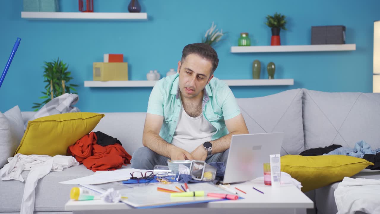 hombre perezoso quedándose dormido con el control remoto de la televisión en la mano.