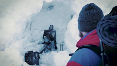 Descubrimiento-De-Una-Tumba-Antigua-En-Una-Cueva-De-Hielo