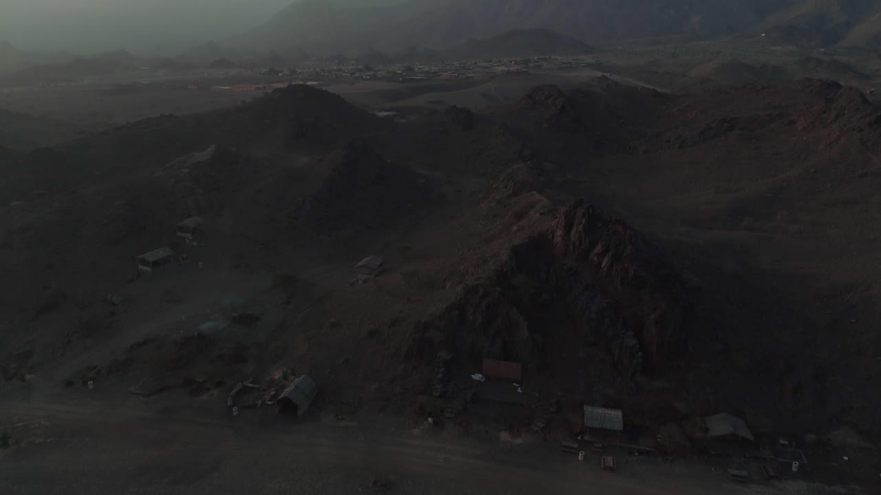 aérea - fotografía épica reveladora de una ciudad sobre las montañas