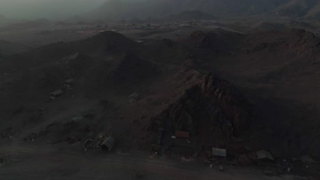 aérea - fotografía épica reveladora de una ciudad sobre las montañas