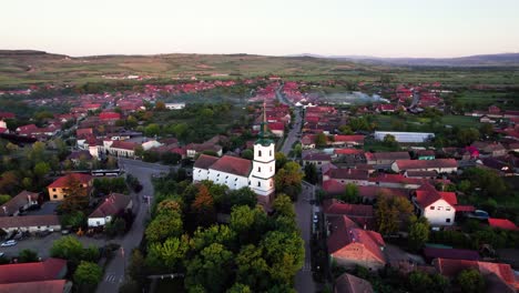 Luftpanorama-Der-Reformierten-Protestantischen-Kirche-Im-Zentrum-Des-Grünen-Dorfes