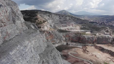 Vista-Aérea-Antigua-Cantera-Pasos-Industria-Fondo-Del-Lago-Día-Soleado