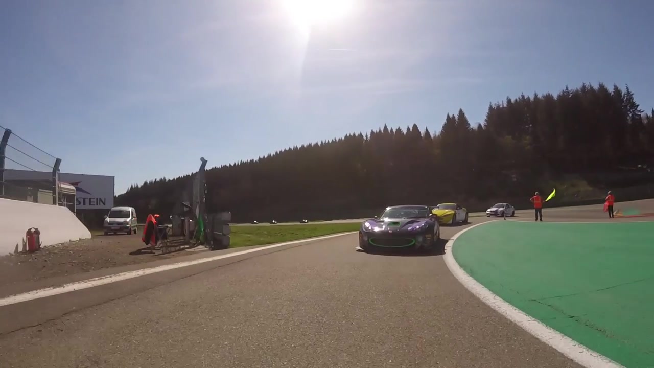 Afslutningen på et Formel 1-løb på Circuit de Spa-Francorchamps på en solrig dag. Bagfra POV-optagelse med GoPro