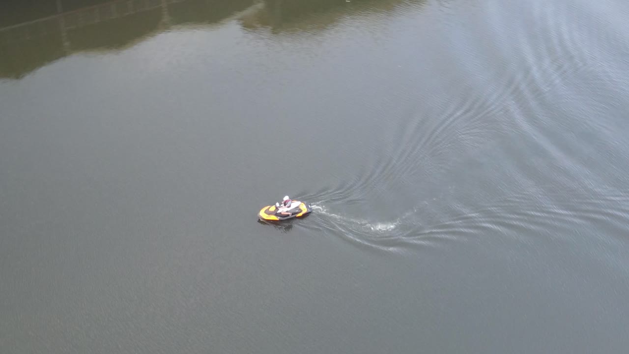 낮 동안 고요한 바다 경치에서 제트 스키를 타는 관광